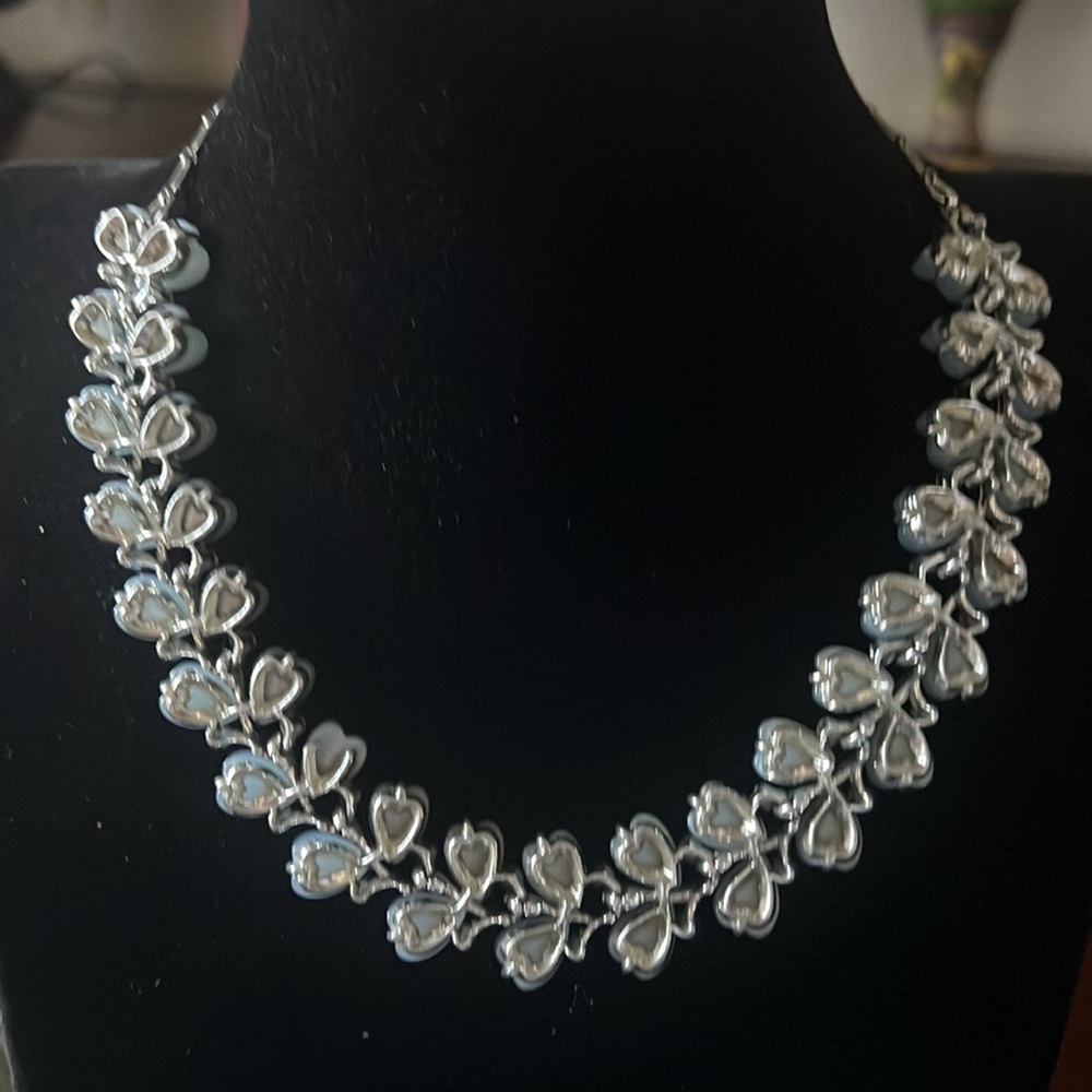 Stunning and elegant Lisner Baby Blue Heart Thermoset and Rhinestone parure set. - Picture 3 of 5